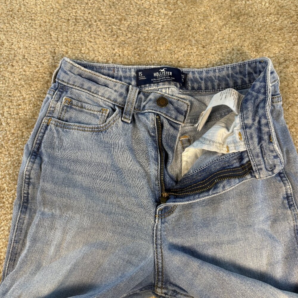 Hollister Womens Ultra High Rise Mom Jean Light Wash Distressed Size 1S F430 - Picture 3 of 16